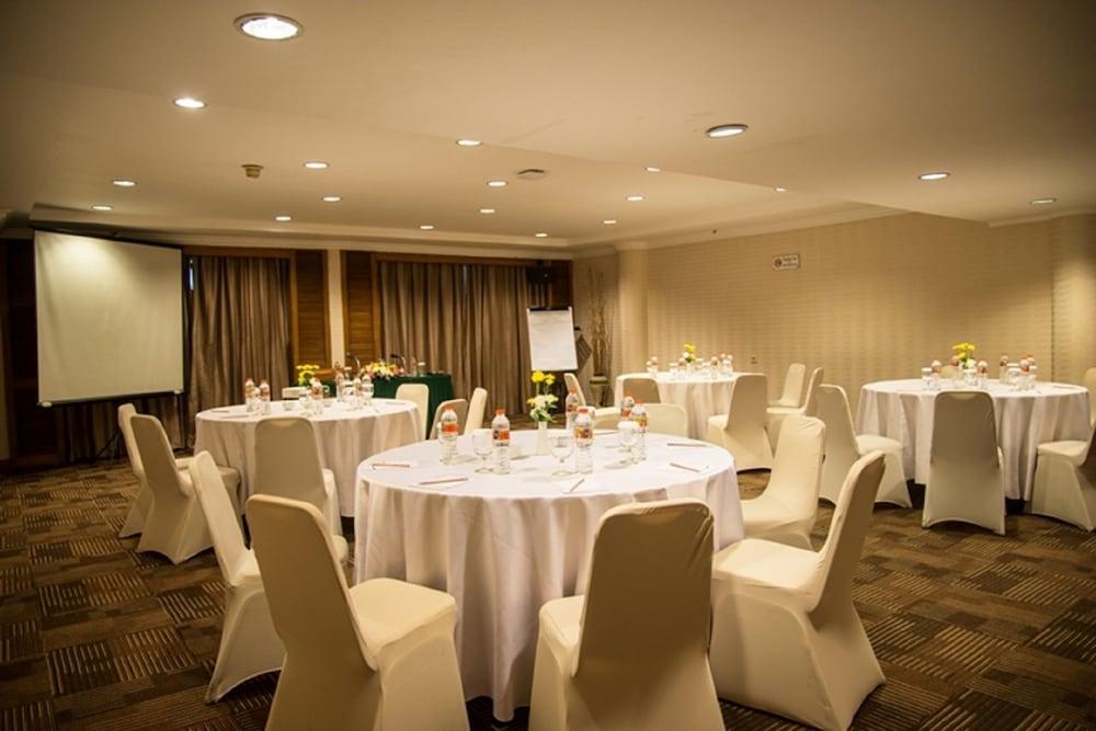 Grand Diamond Hotel Yogyakarta Maguwo Extérieur photo