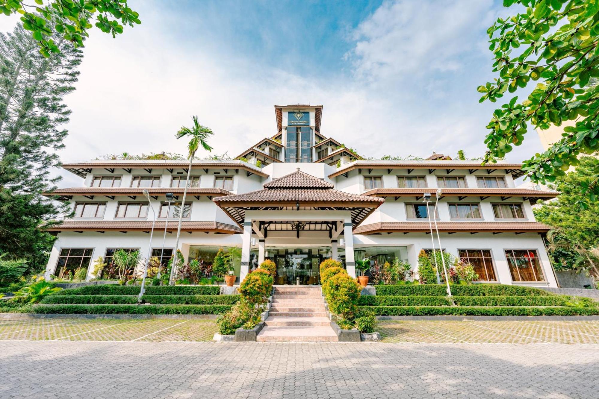 Grand Diamond Hotel Yogyakarta Maguwo Extérieur photo