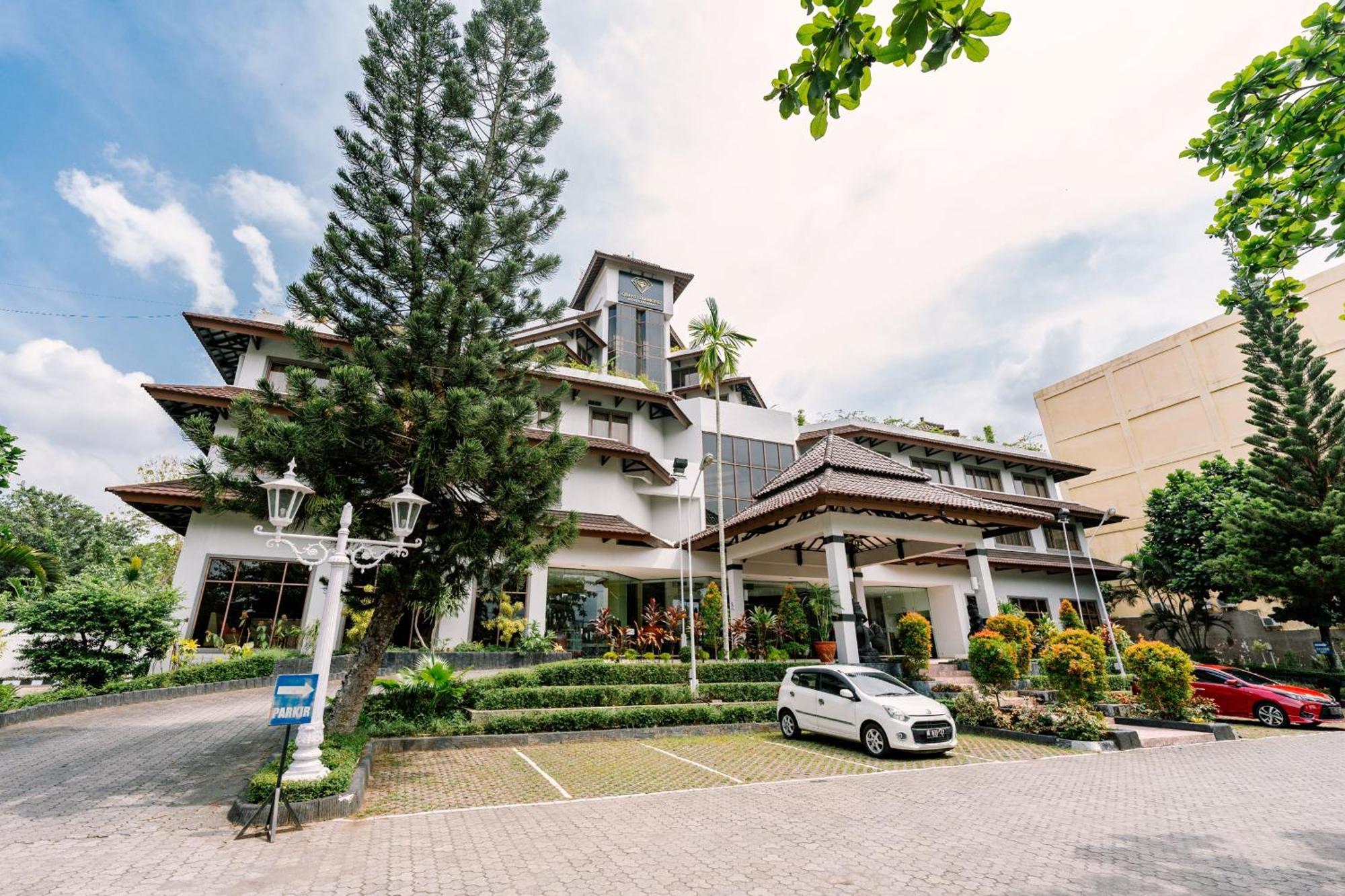 Grand Diamond Hotel Yogyakarta Maguwo Extérieur photo