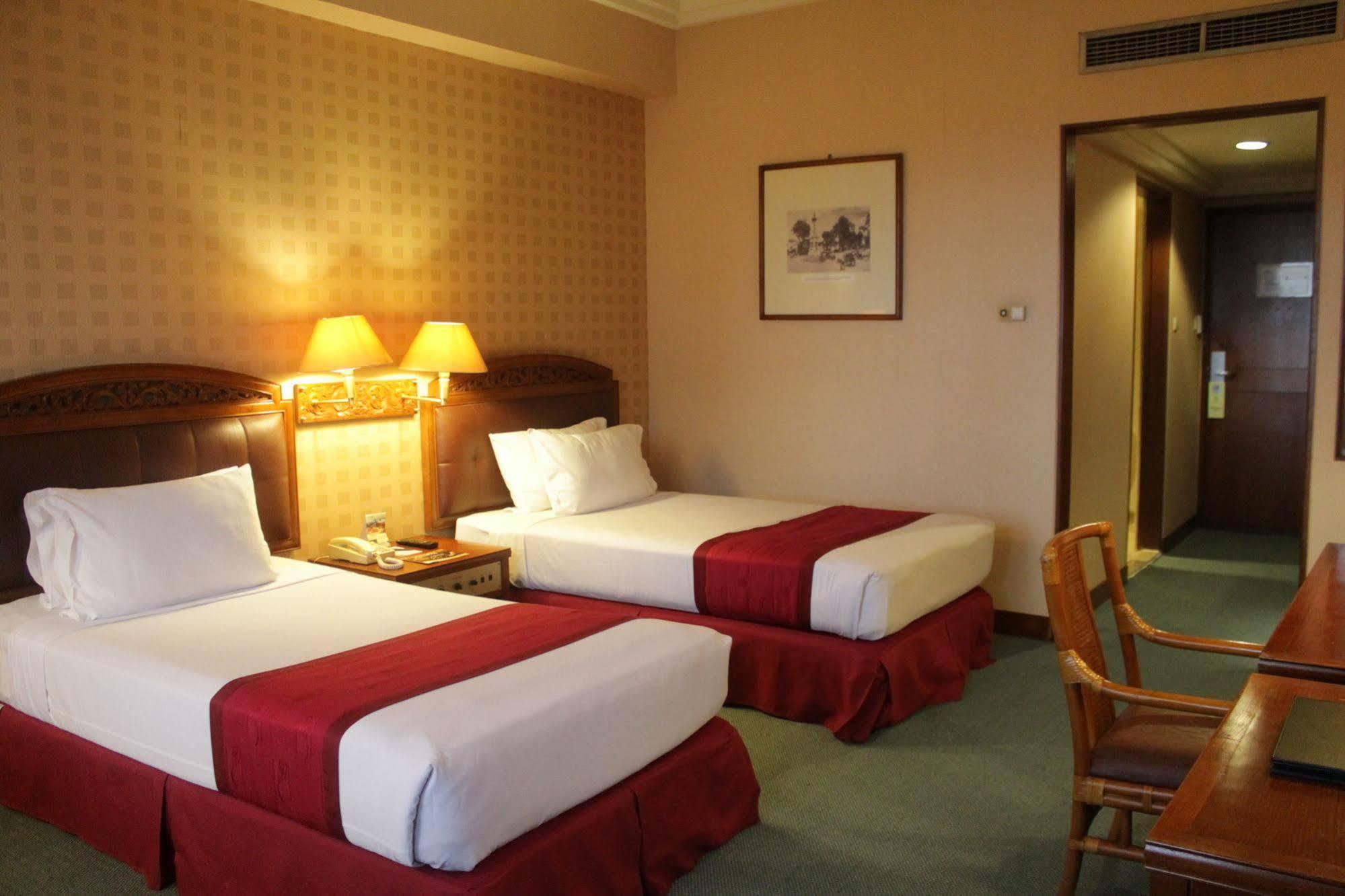 Grand Diamond Hotel Yogyakarta Maguwo Extérieur photo