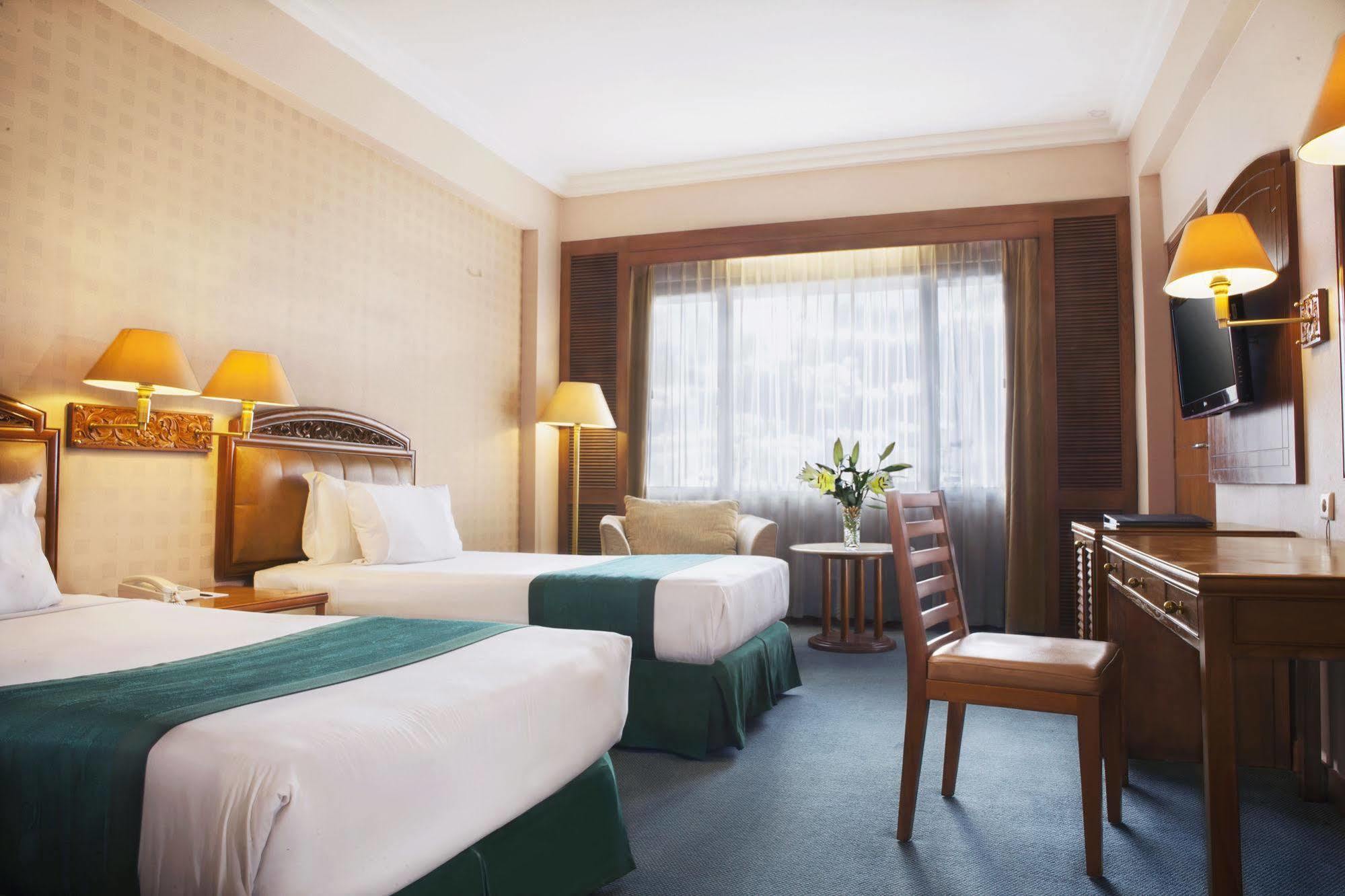Grand Diamond Hotel Yogyakarta Maguwo Extérieur photo